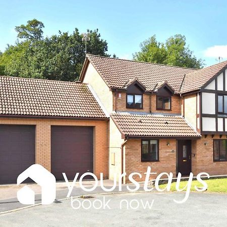The Glade By Yourstays Huge Single Detached Holiday Home With Big Garden นิวคาสเซิล-อันเดอร์-ไลม์ ภายนอก รูปภาพ