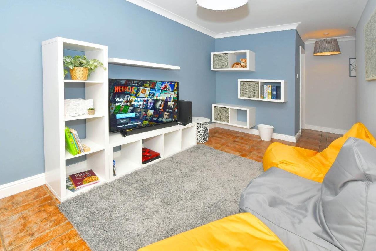 The Glade By Yourstays Huge Single Detached Holiday Home With Big Garden นิวคาสเซิล-อันเดอร์-ไลม์ ภายนอก รูปภาพ