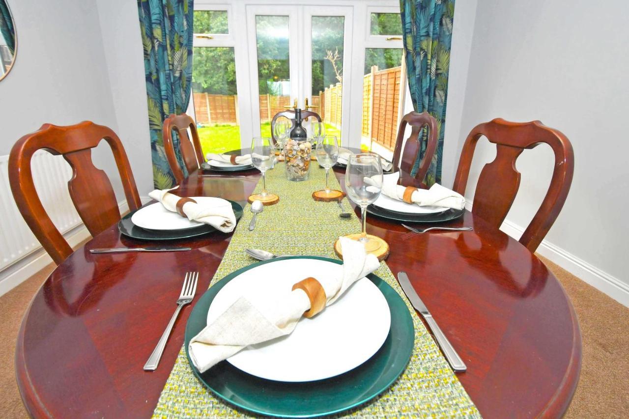 The Glade By Yourstays Huge Single Detached Holiday Home With Big Garden นิวคาสเซิล-อันเดอร์-ไลม์ ภายนอก รูปภาพ