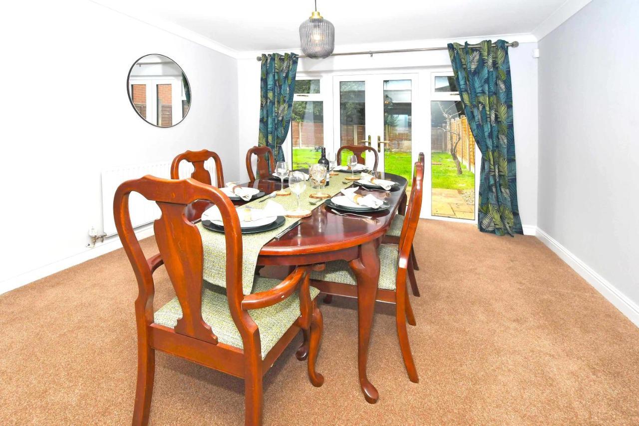 The Glade By Yourstays Huge Single Detached Holiday Home With Big Garden นิวคาสเซิล-อันเดอร์-ไลม์ ภายนอก รูปภาพ