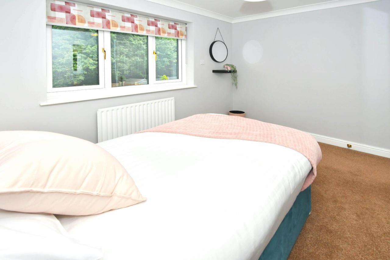 The Glade By Yourstays Huge Single Detached Holiday Home With Big Garden นิวคาสเซิล-อันเดอร์-ไลม์ ภายนอก รูปภาพ